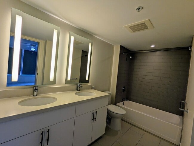 Building Photo - Symphony 2 Bed, 2 Bath, 1 Parking, Mountain views in Kakaako