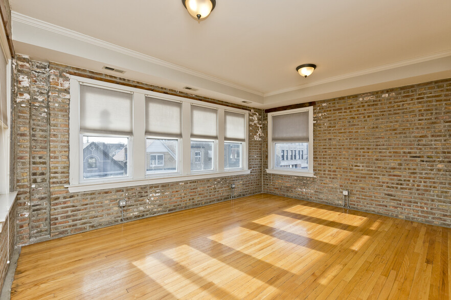 Building Photo - 3042 W Diversey Ave