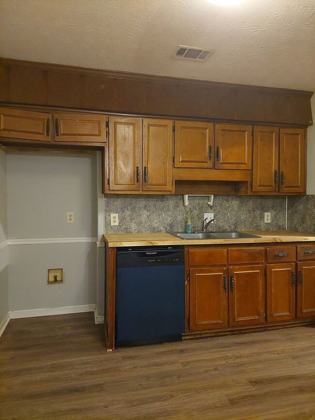 Building Photo - 3062 Viking Dr