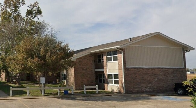 Building Photo - 501 Henderson Ave