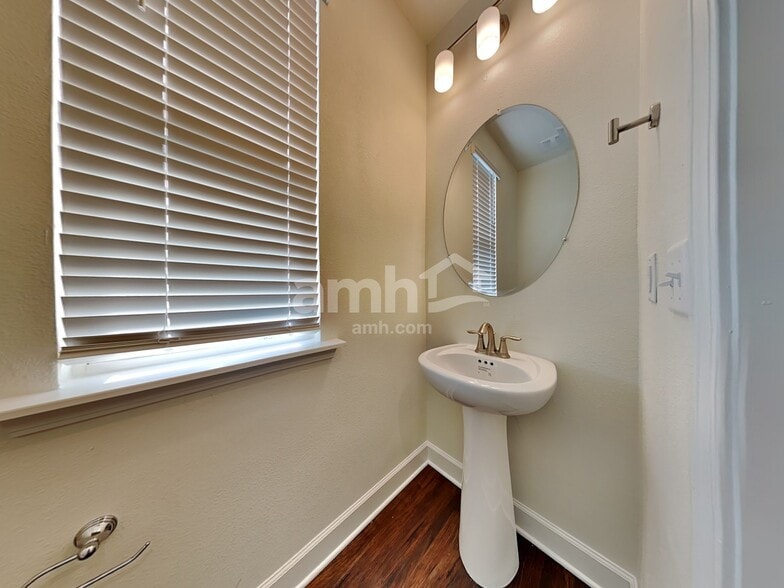 Building Photo - 1010 Tan Tara Trl