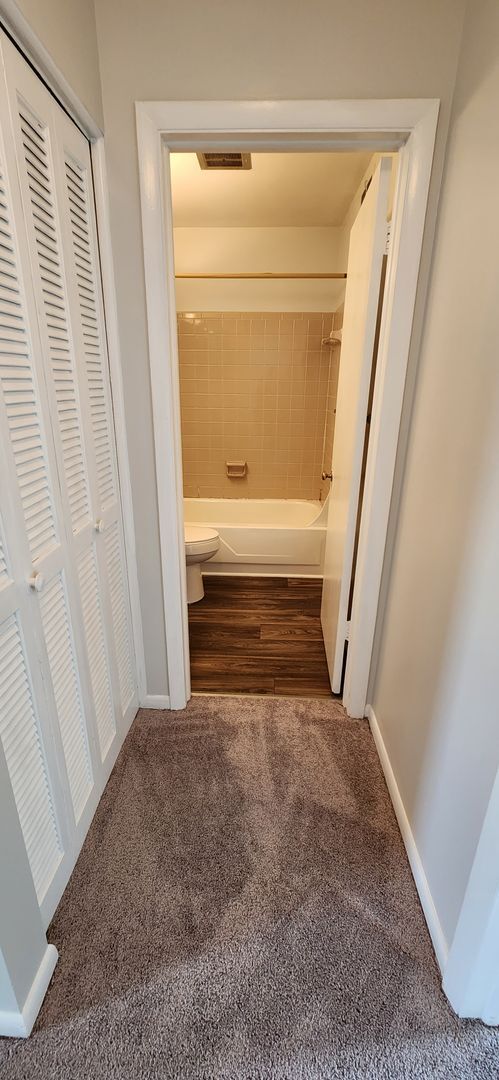 Building Photo - Upper Level One Bedroom Apartment w Covere...