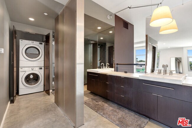 Building Photo - 4111 Sunset Blvd