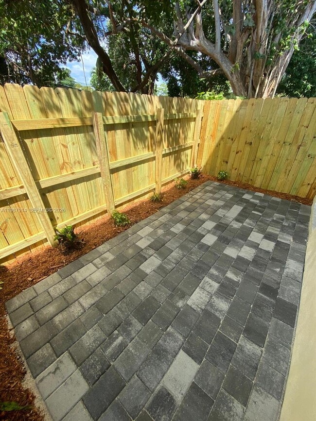 Building Photo - 615 NE 26th St