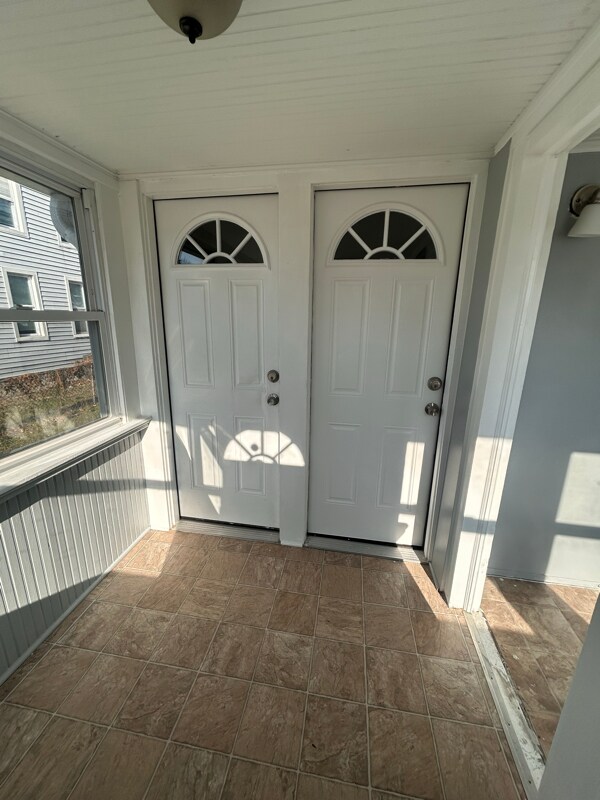 Building Photo - 240 Riverview Ave