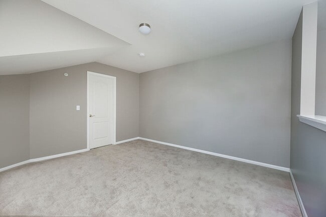 Building Photo - 1307 W Lake St
