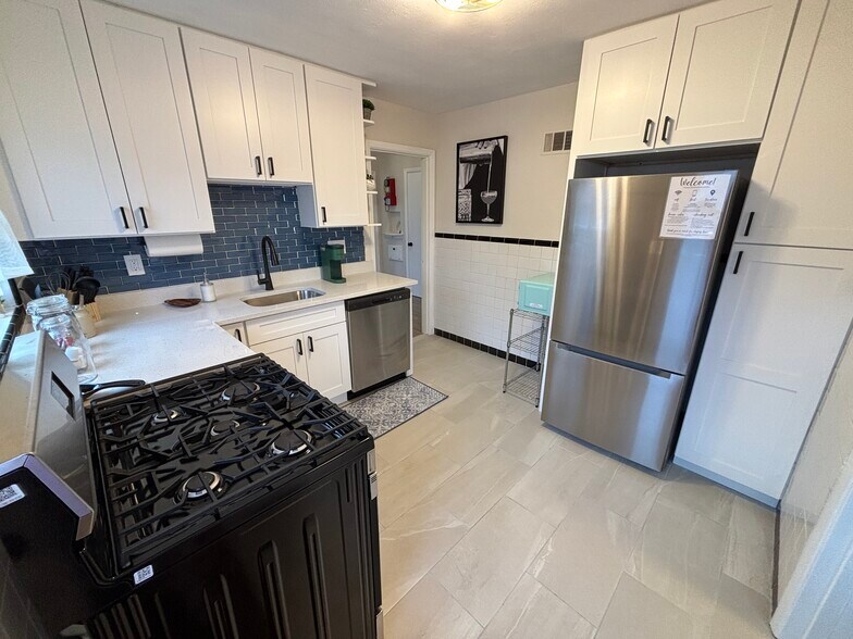 Building Photo - 5025 Lenox Ave