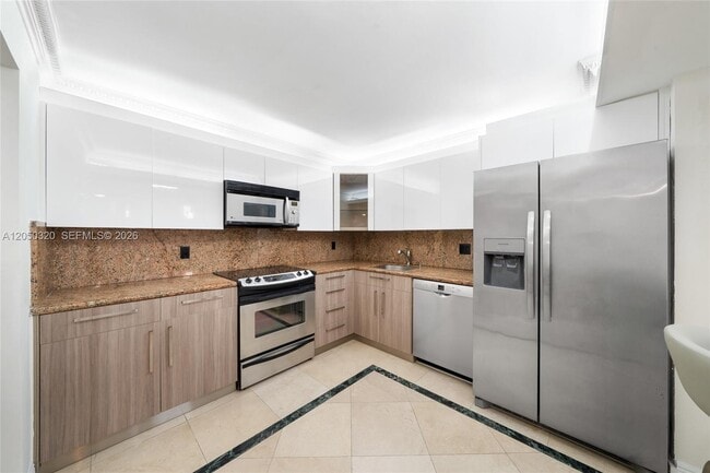 Building Photo - 2301 S Ocean Dr