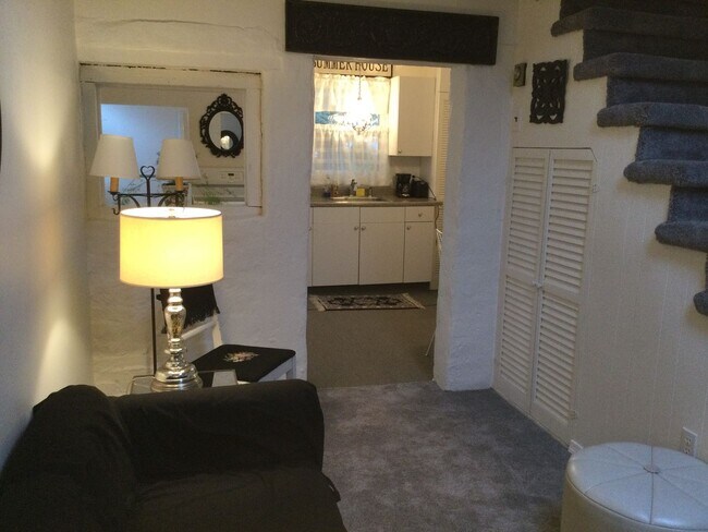 Building Photo - Charming Cottage in Newportville