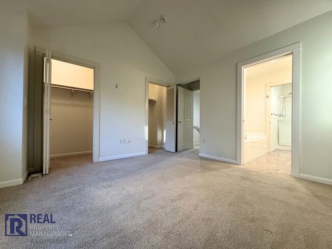 Building Photo - Charming 3BR/2BA End Unit Townhome-Now Available!!