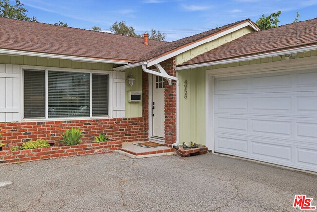 Building Photo - 4958 Canoga Ave