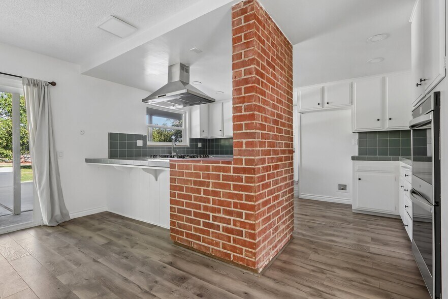 Building Photo - 1184 Lyndhurst Dr