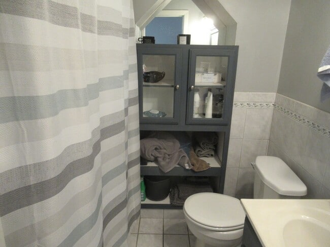 Building Photo - 3 bedroom house with garage