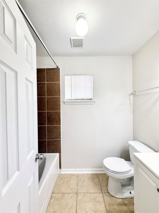 Building Photo - 1141 N Durham Dr