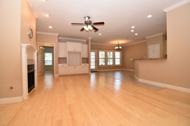 Building Photo - Spacious 3 Bedroom, 2 Bath Home