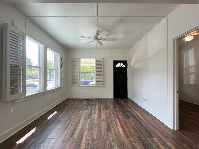 Building Photo - Charming Downtown Napa Cottage with Large Fenced Yard & Ample Parking