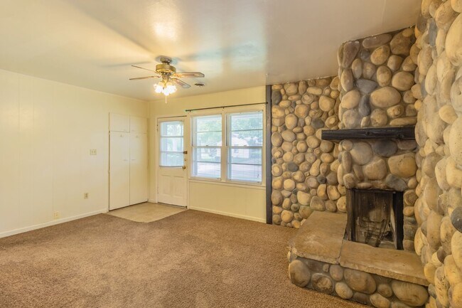 Building Photo - Cozy House With Great Yard Space!