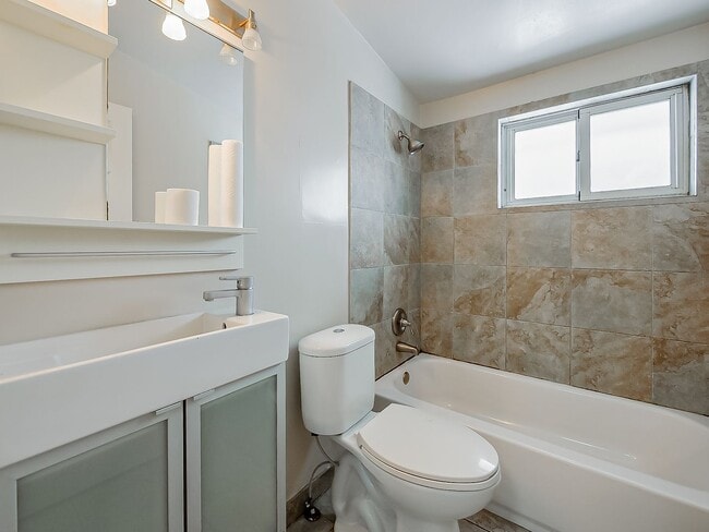 Building Photo - AVAILABLE NOW! Spacious 3-Bedroom Home with Functional Layout in Pontiac