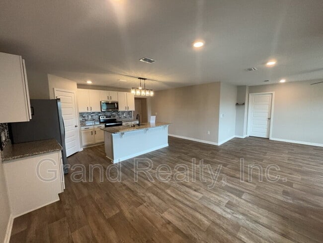 Building Photo - 5583 Guinevere Ln