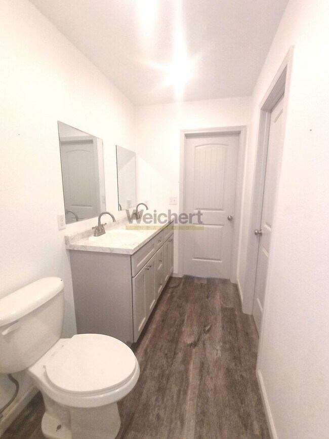 Building Photo - Modern 4Bed/2Bath house with fenced backyard and garage