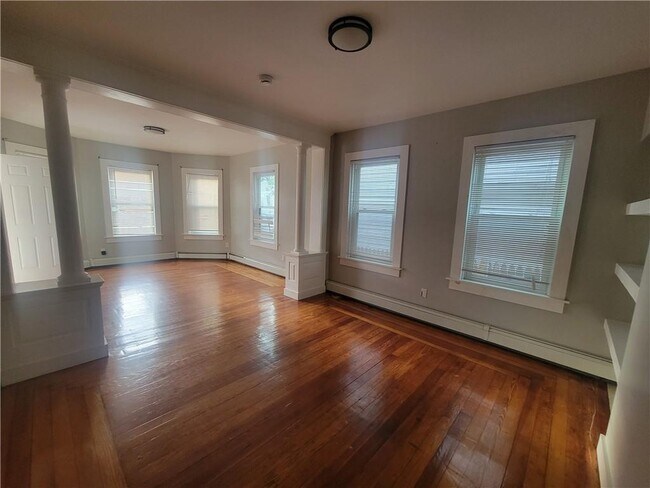 Building Photo - 123 Putnam St