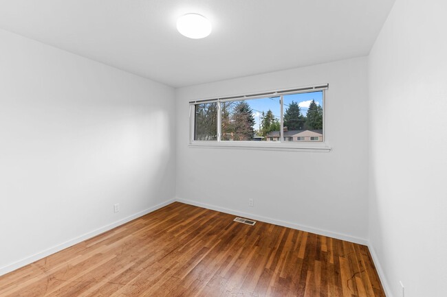 Building Photo - 1ST MONTH RENT FREE!! Updated 4 bed/2.5 ba...