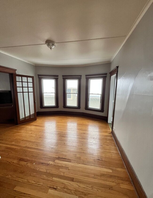 Building Photo - 129 Victoria Pl