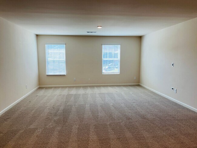 Building Photo - WOW! 5 bedrooms, 4.5 baths with a guest be...