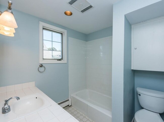Building Photo - 2 bedroom in Salem MA 01970