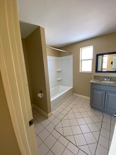 2nd floor bathroom - 5344 Caldwell St