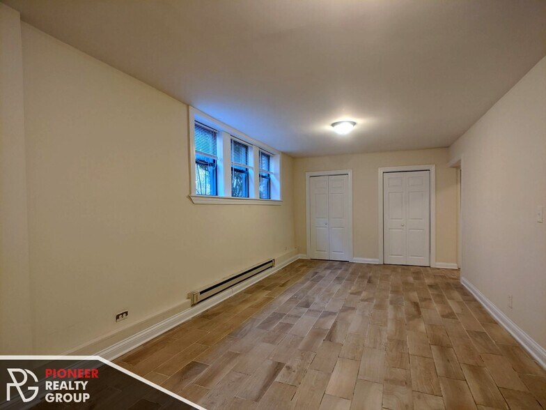 Building Photo - 3721 N Pine Grove Ave