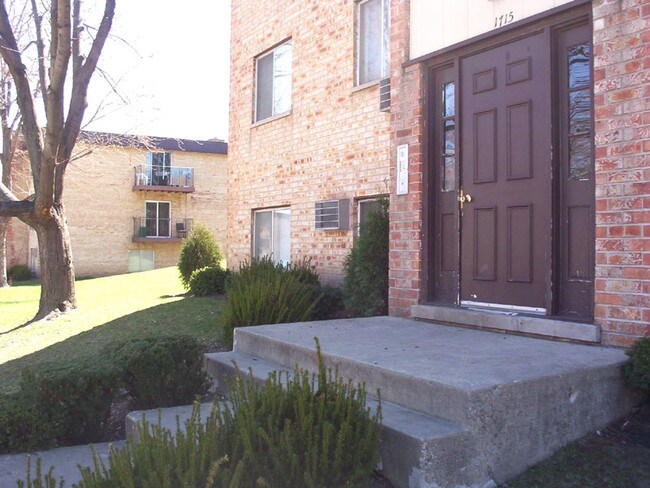 Building Photo - 1709 W Victoria Dr