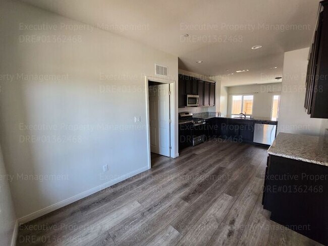 Building Photo - 3 bedroom/ 2 bathroom home located in a cu...