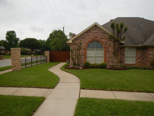 Primary Photo - Amazing home - minutes from Grapevine Main...