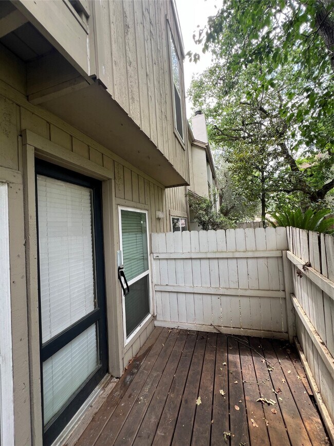 Building Photo - 2100 Tanglewilde St