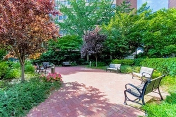 Building Photo - 2 Hawthorne Pl