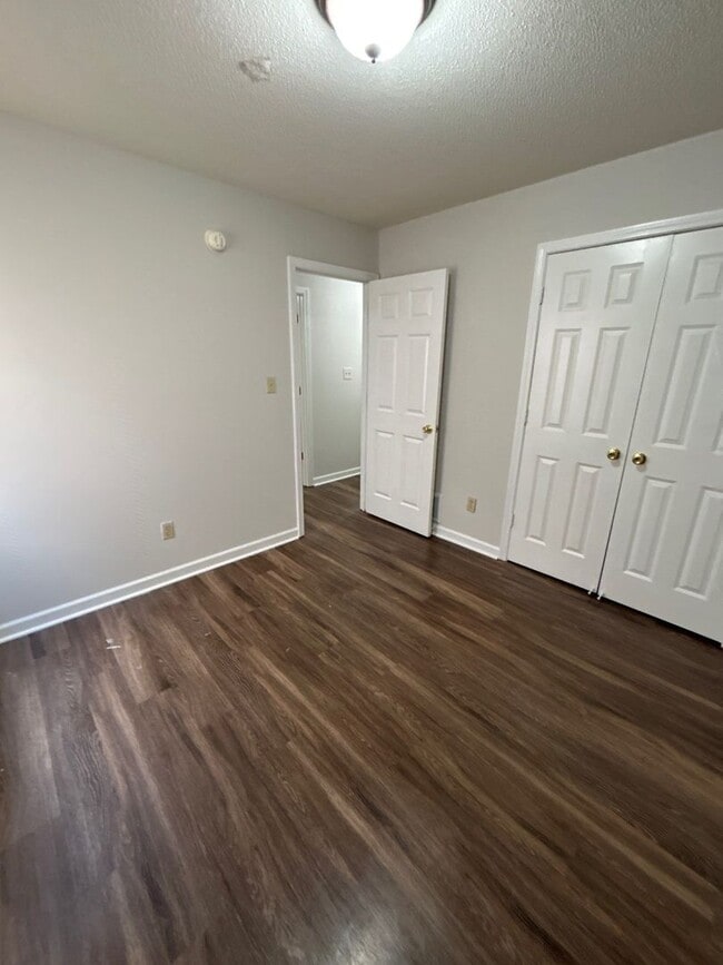 Building Photo - Cozy 3 bedroom/2 Bath townhome with vaulte...