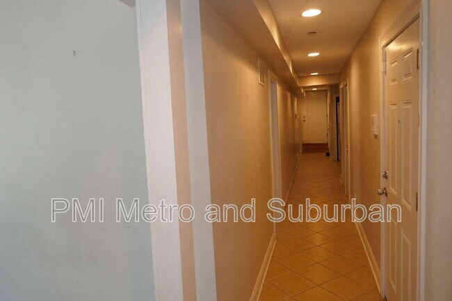 Building Photo - 1832 Dodge Ave