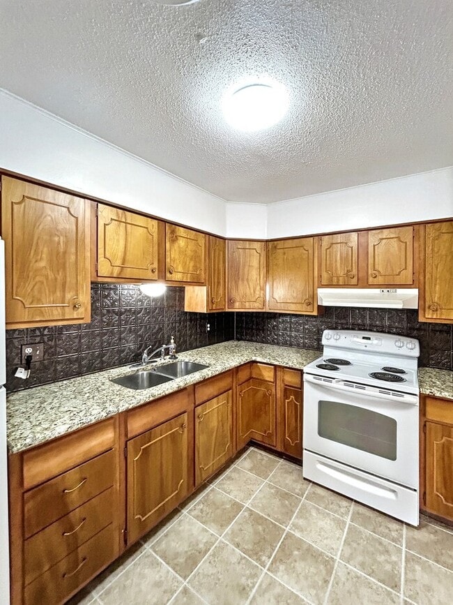 Building Photo - 1212 Hillcrest Dr