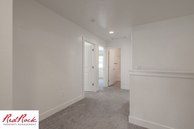 Building Photo - Adorable Stand Alone 4 Bedroom Corner Unit with Fully Fenced Backyard. Small Dogs Welcome.