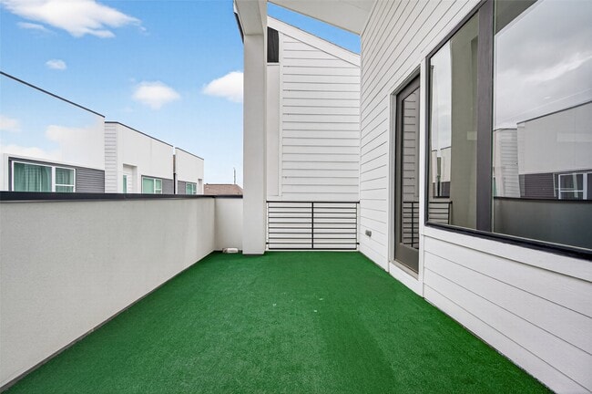 Building Photo - 5841 Dolores St