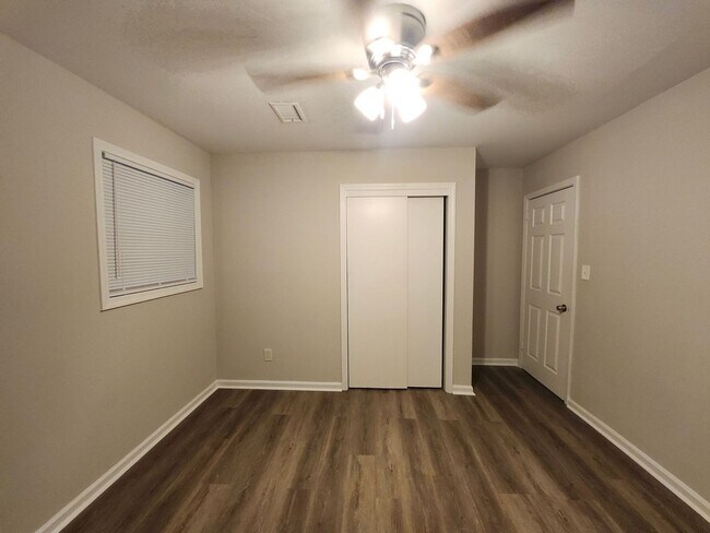 Building Photo - Classic Ranch-Style Living – 4 Bed, 2 Bath Gem!