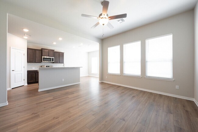 Building Photo - Spacious 4 Bedroom Home in South Temple – ...