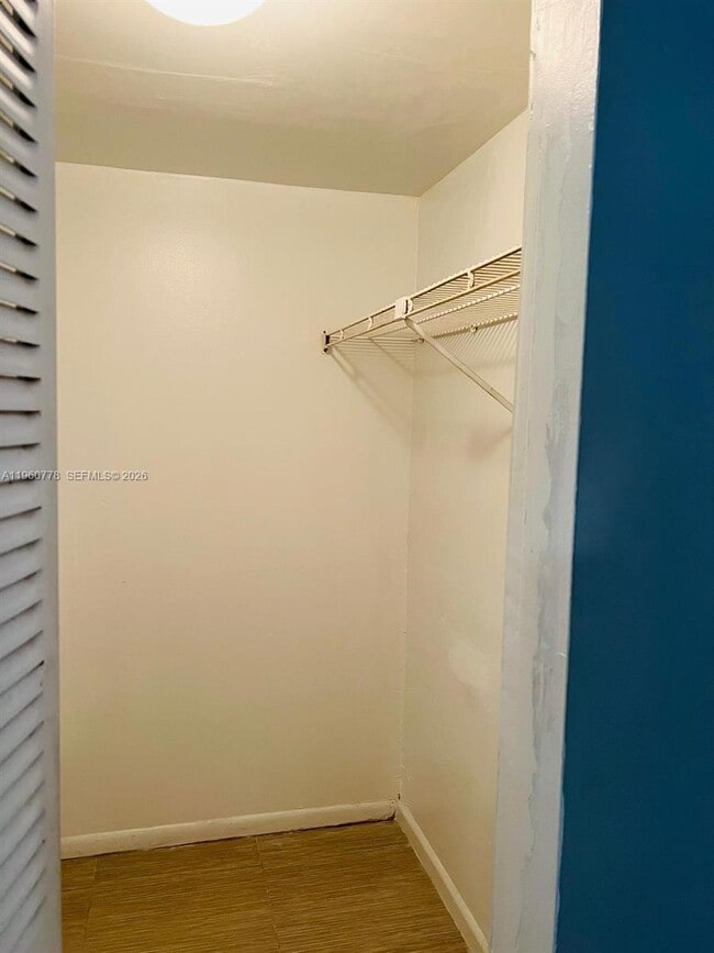 Building Photo - 721 N Pine Island Rd