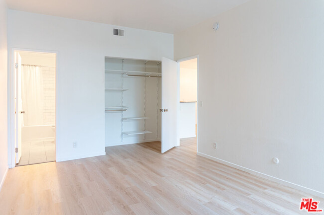 Building Photo - 10861 Moorpark St