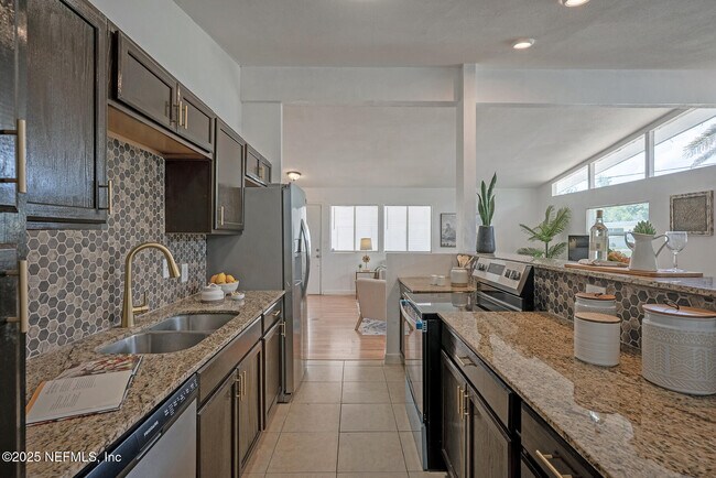 Building Photo - 2565 Burlingame Dr W