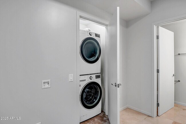 Building Photo - 7141 E Rancho Vista Dr