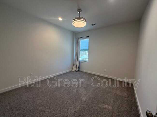 Building Photo - 134 E Elgin St