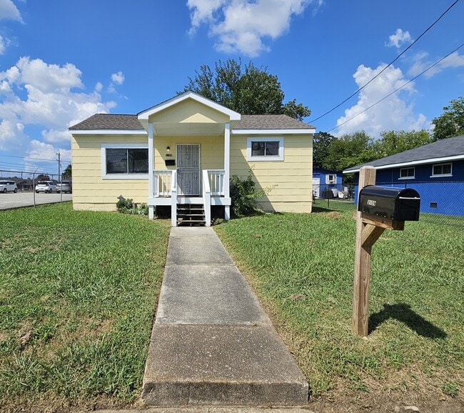 Building Photo - 2109 Anderson Ave
