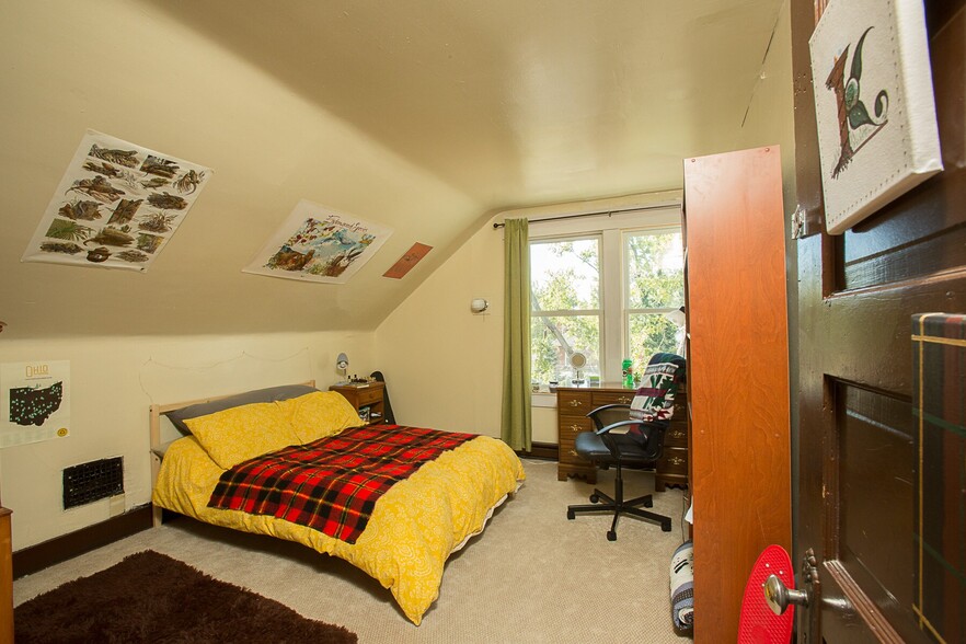 Building Photo - 2136-2138 Summit St